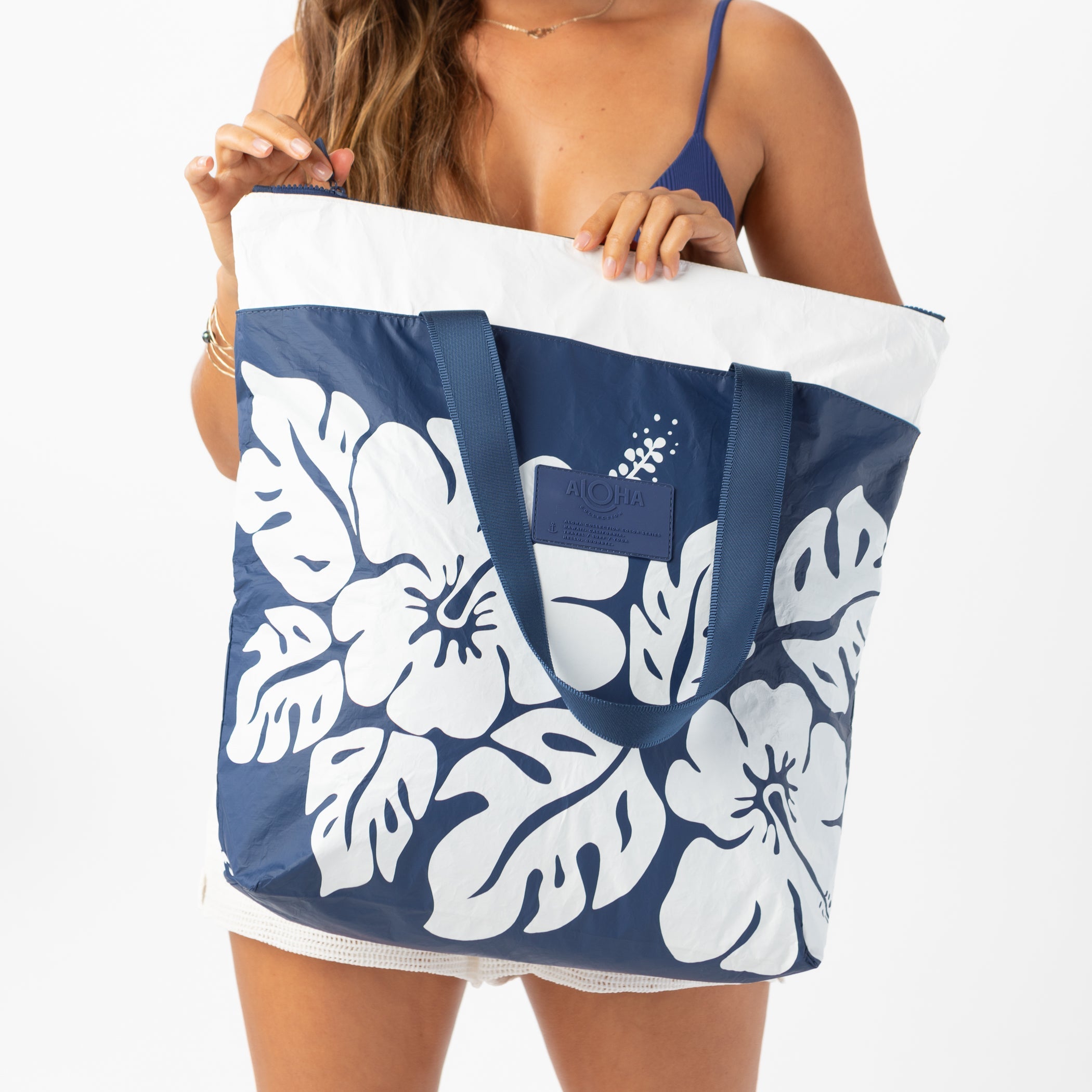 Big Island Hibiscus Day Tripper / White/Navy Aloha Collection
