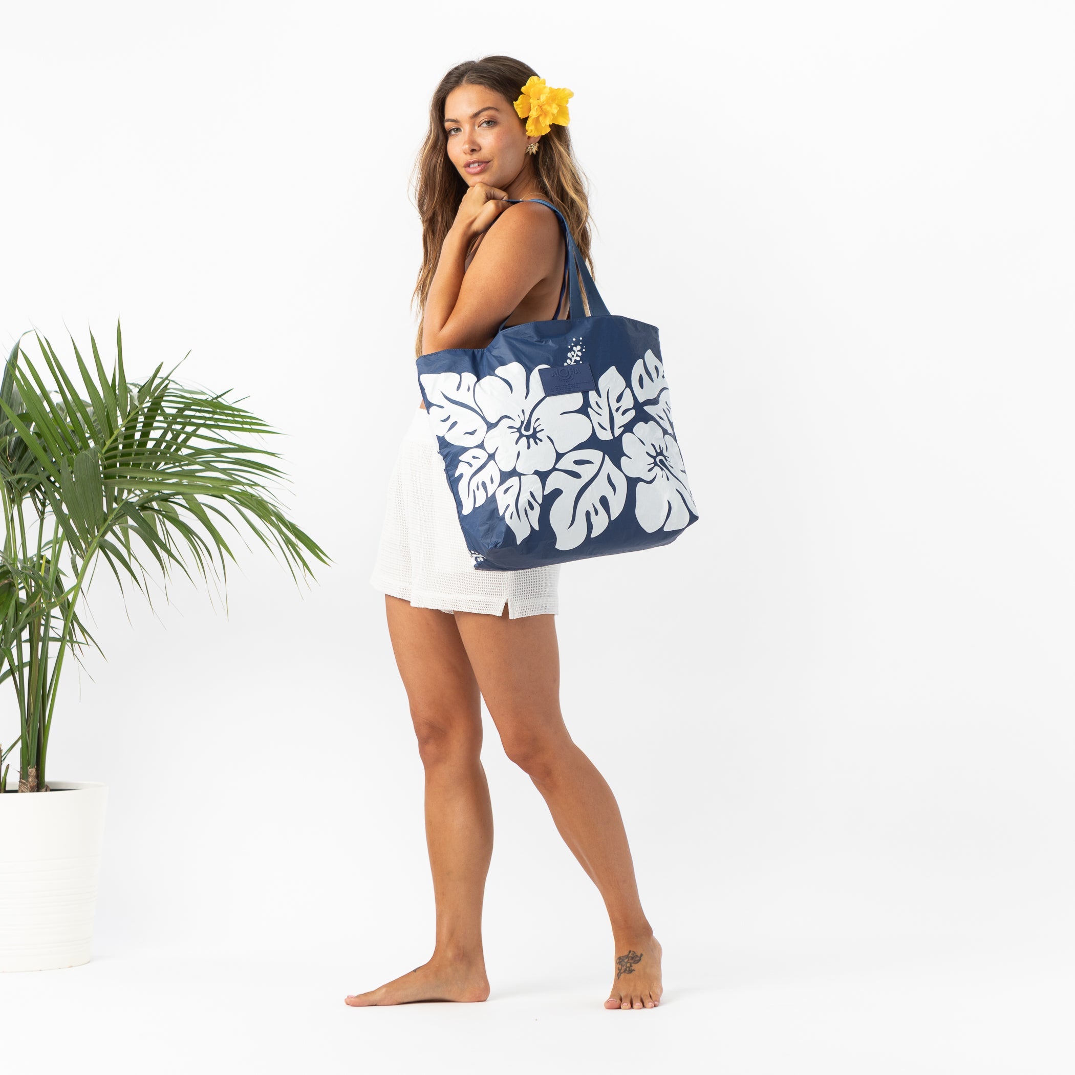 Big Island Hibiscus Day Tripper / White/Navy Aloha Collection