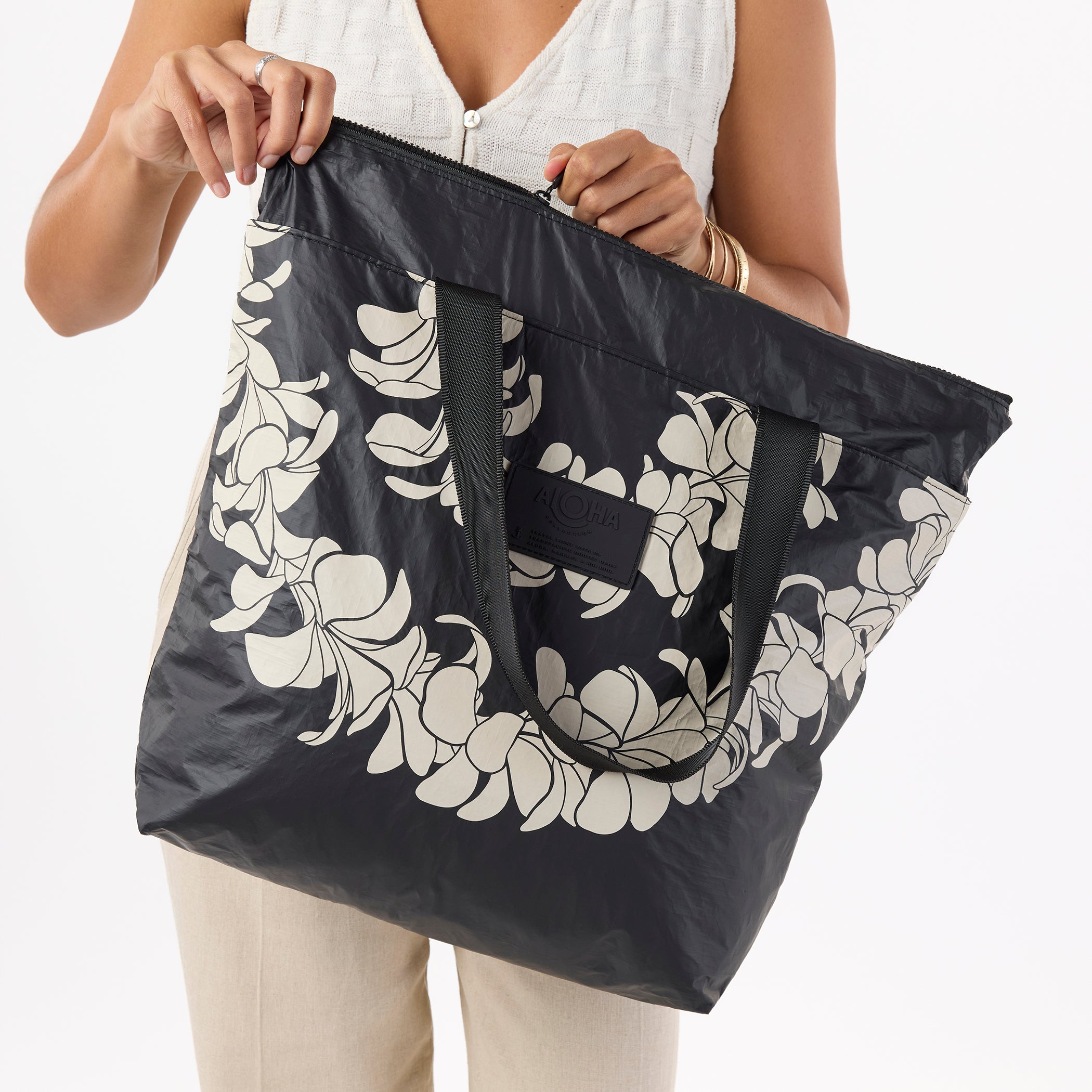 Plumeria Lei Day Tripper / Sandstone & Black