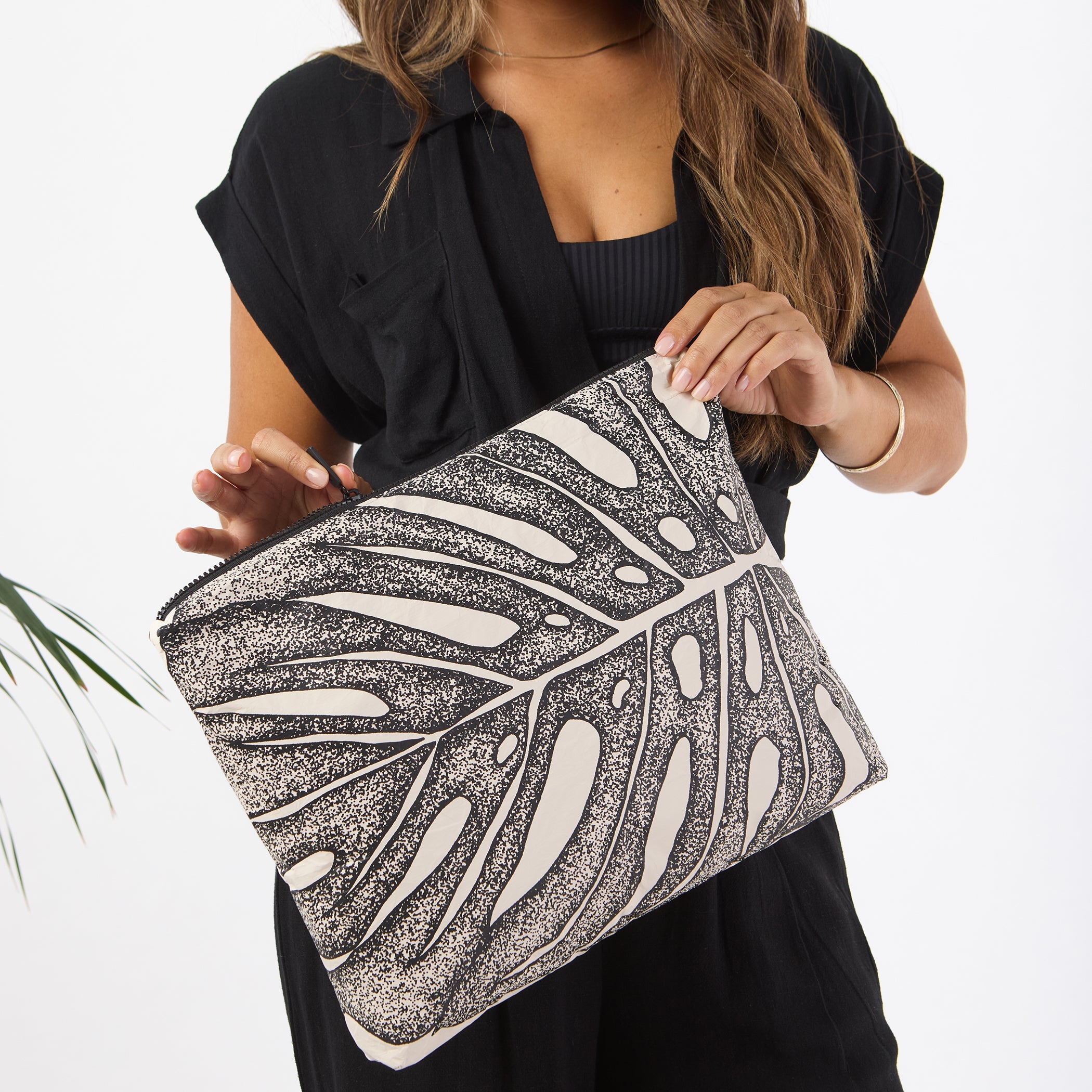 Deliciosa Max Pouch / Black & Sandstone Aloha Collection