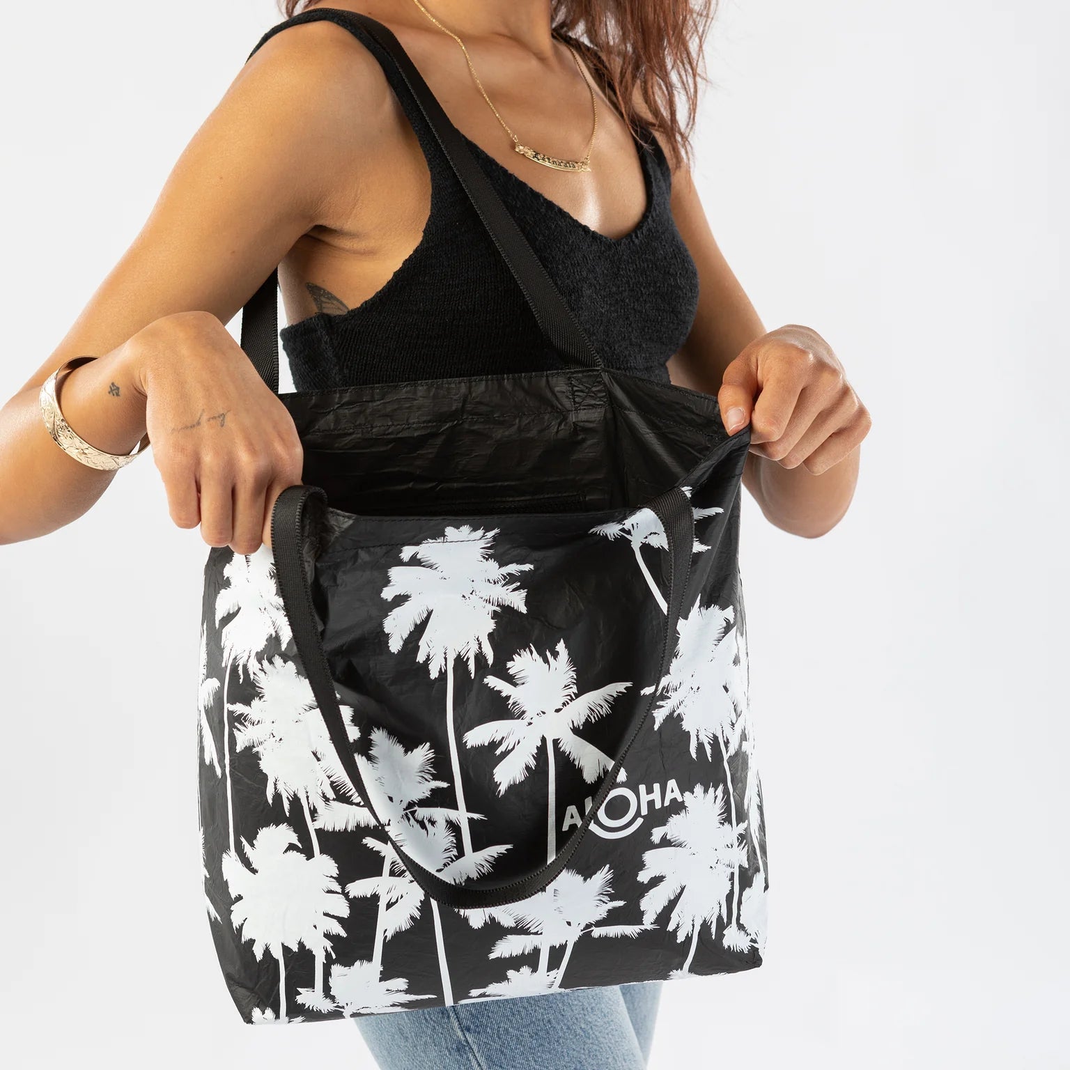 Coco Palms Reversible Tote / White & Black Aloha Collection