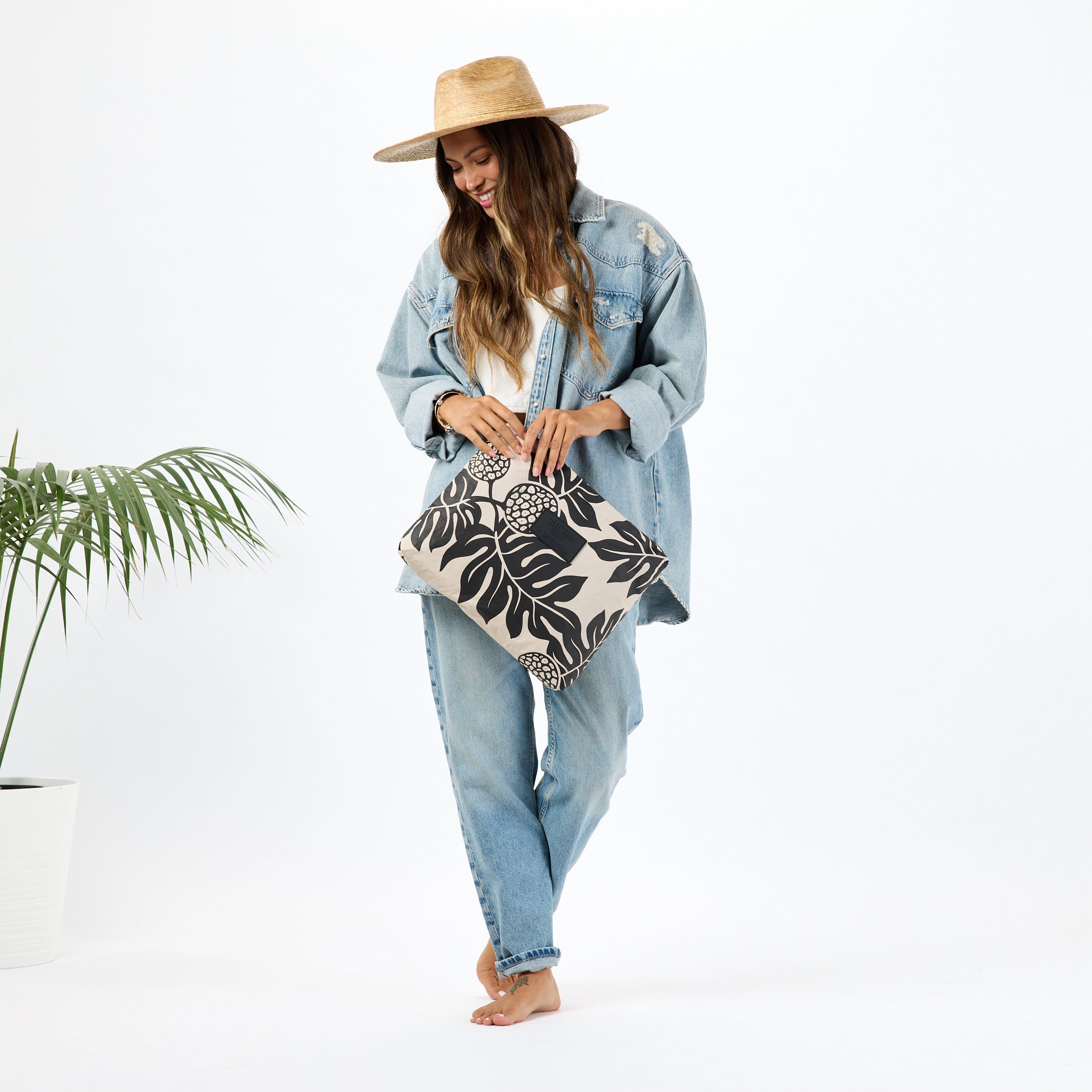 Holomua Max Pouch / Black & Sandstone Aloha Collection