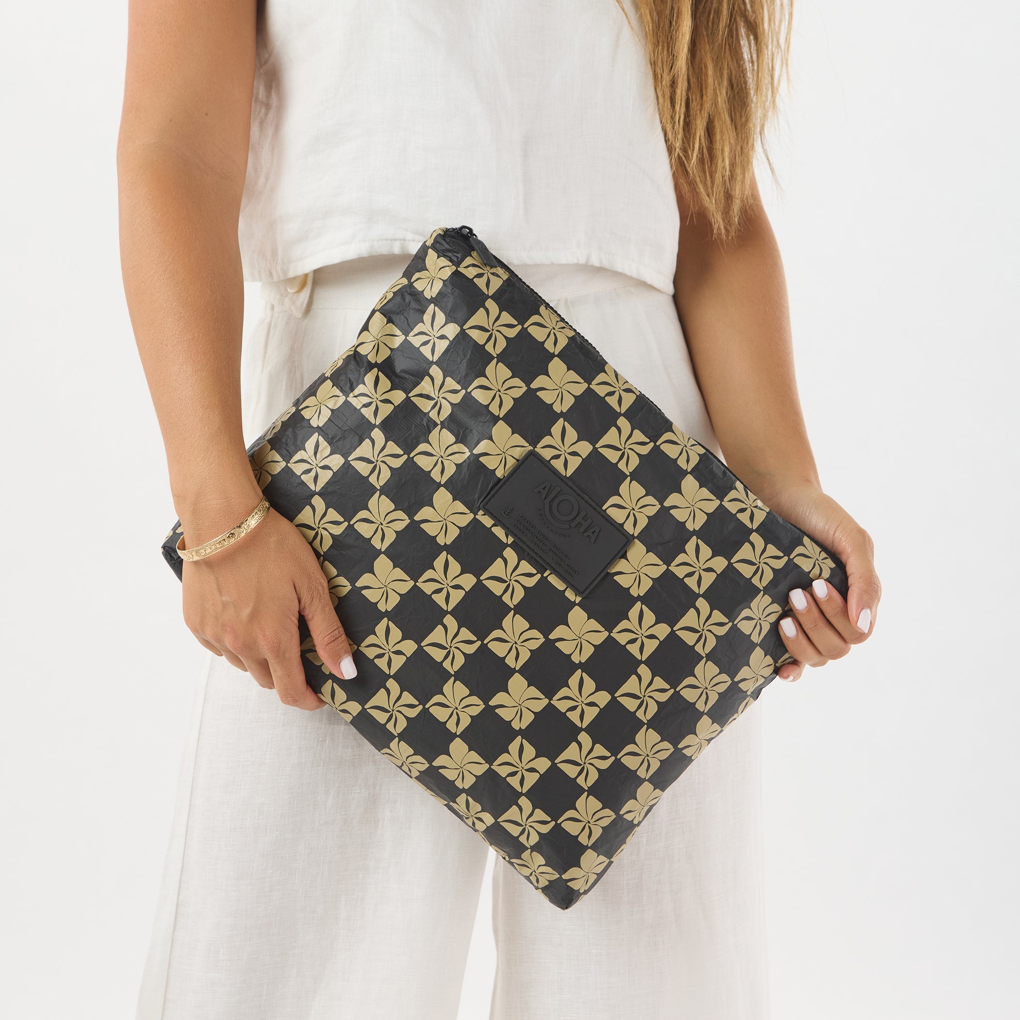 Pua Check Max Pouch / Frappe & Black Aloha Collection