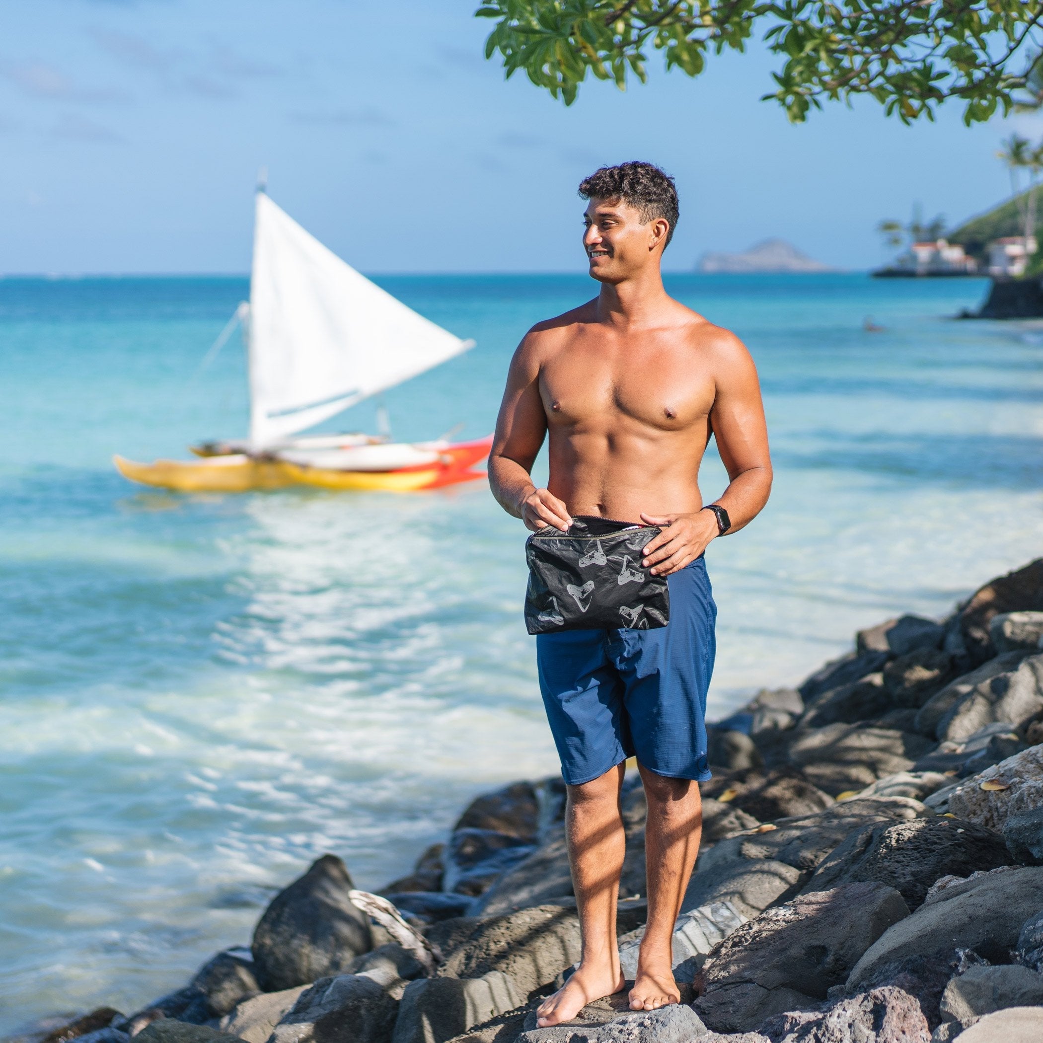 ʻAumākua Mid Pouch / Charcoal & Black Aloha Collection