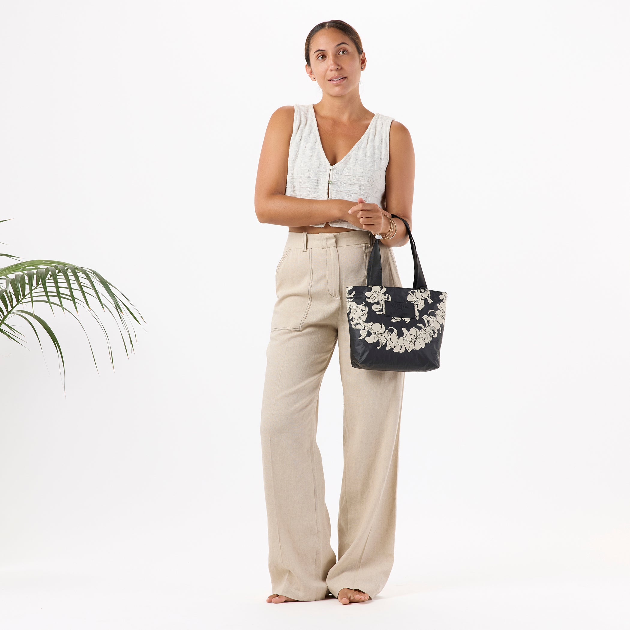 Plumeria Lei Mini Tripper / Sandstone & Black